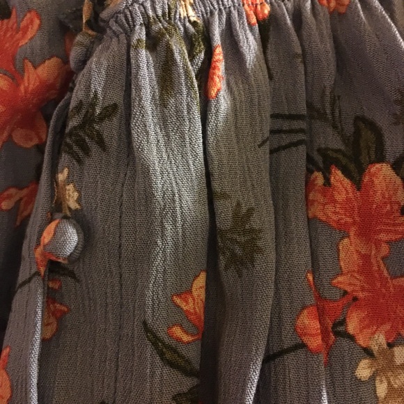 American Eagle off the shoulder blouse (floral) - Picture 4 of 4